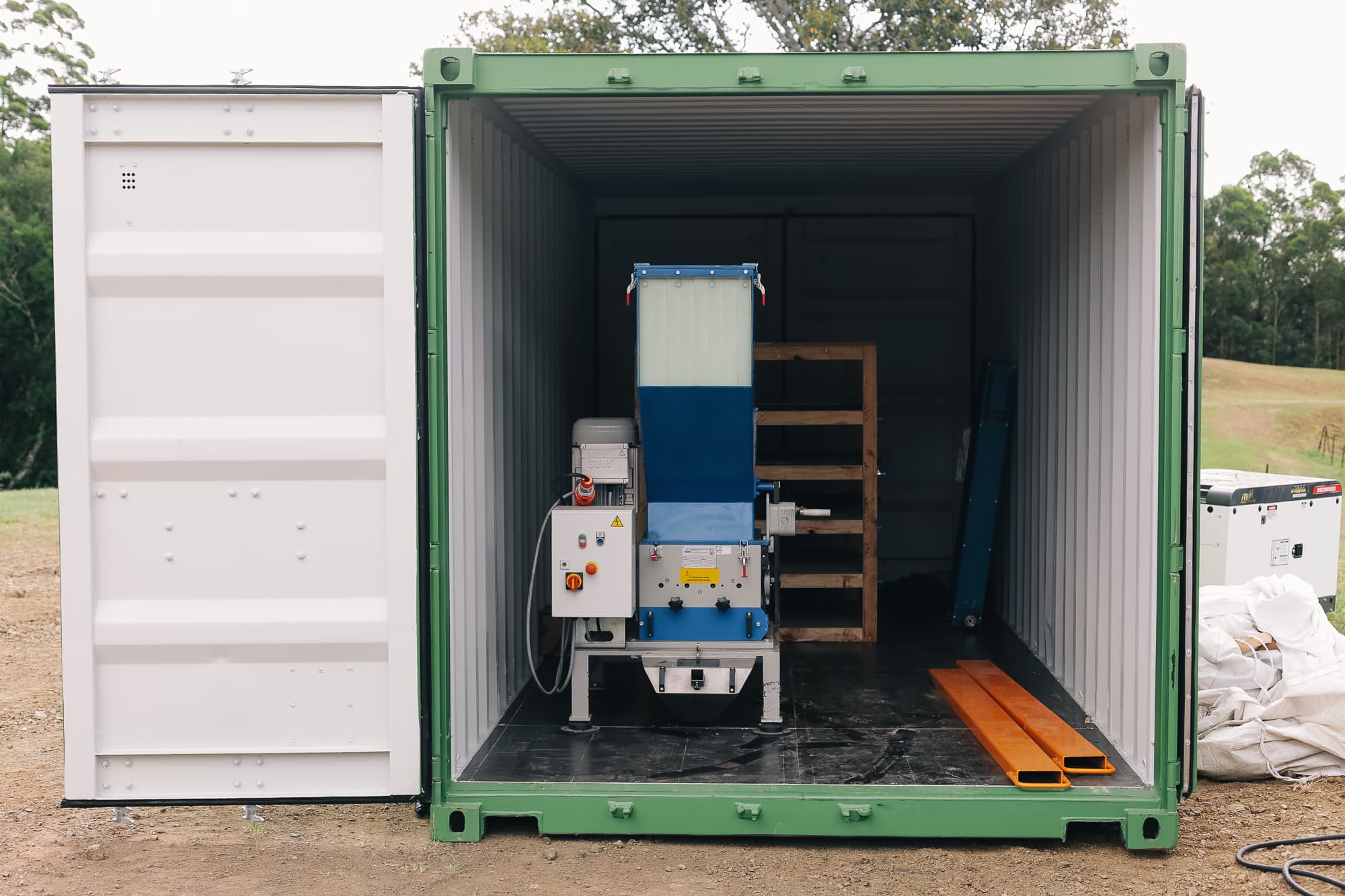 Containerised recycling factory with shredder