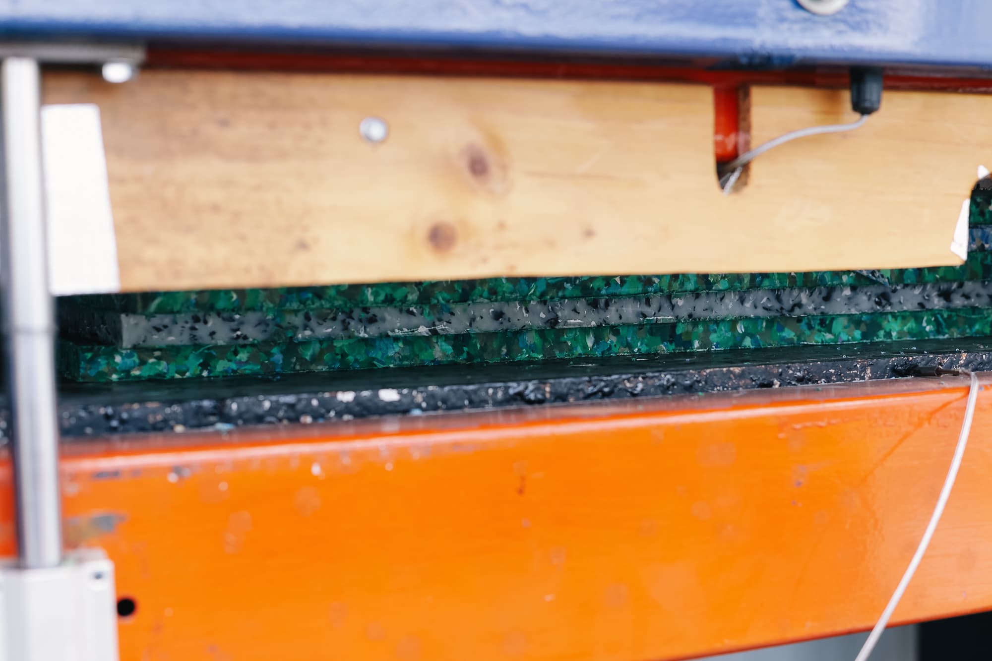 Hydraulic press used in the recycled-plastic process